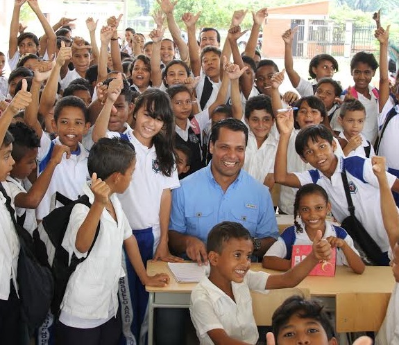 Gobernador Monsalvo entrega muebles escolares en Valledupar para completar un total de 50.000 en todo el Cesar