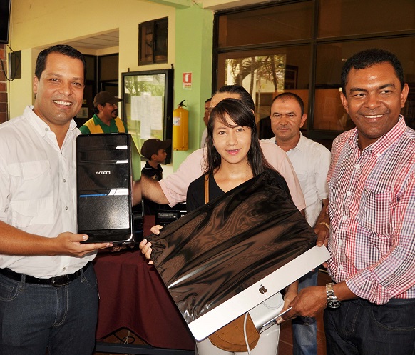 Gobernador Monsalvo entrega 200 computadores a la Universidad Popular del Cesar