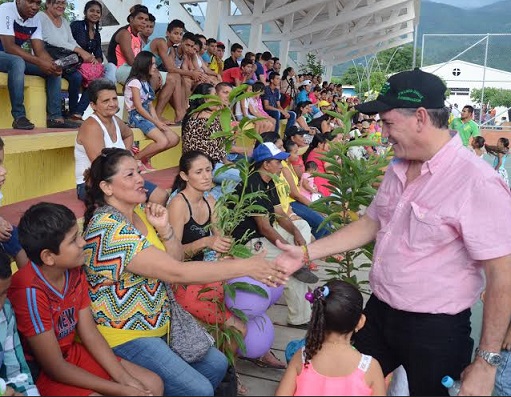 Gobernador Francisco Ovalle visita La Victoria de San Isidro y anuncia inversiones