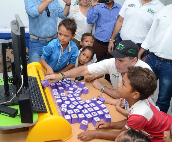 Gobernador Ovalle inaugura cuatro aulas digitales en municipios del centro del Cesar