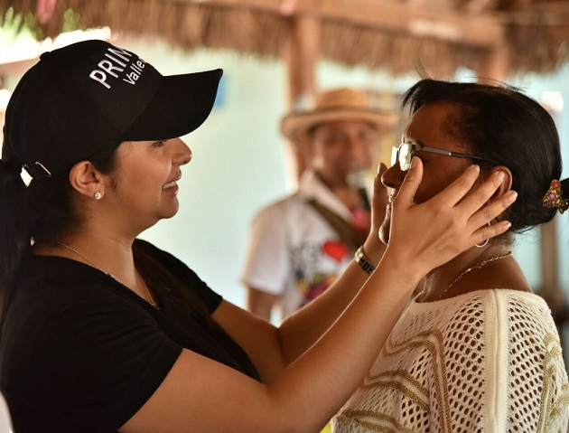 Primera dama de Valledupar, Lisbeth Rosado entrega gafas y kits escolares