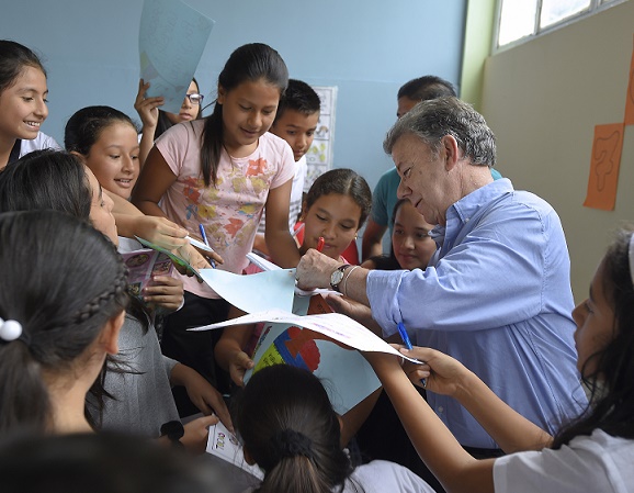 Tres nuevos colegios y 5.000 tabletas y computadores para Mocoa – Putumayo