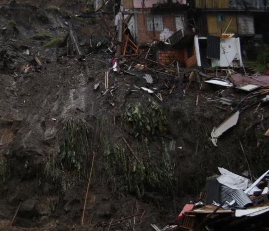 Deslizamientos dejan 16 muertos y 7 desaparecidos en Manizales