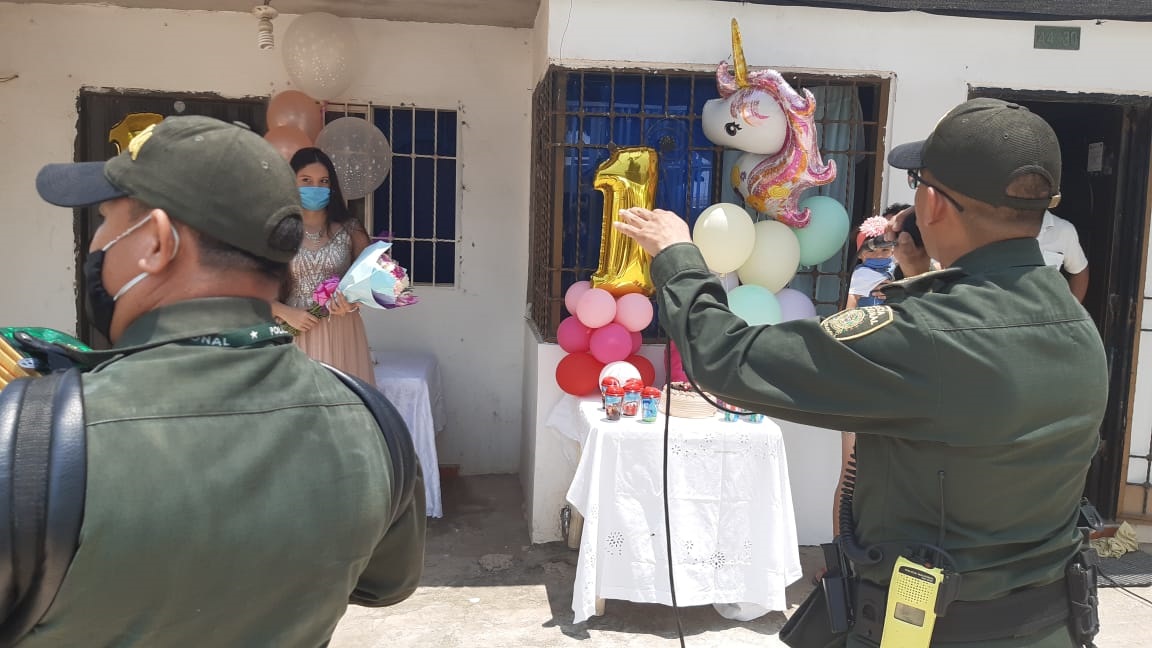 Policía del Cesar le celebró con una serenata los 15 de una joven en Valledupar