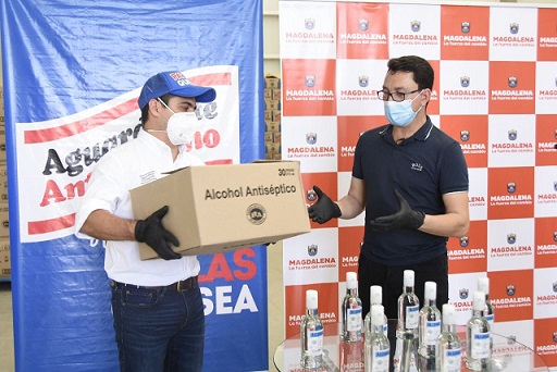 Gobernador Caicedo recibe 3.900 botellas de alcohol antiséptico donadas por Fábrica de Licores de Antioquia