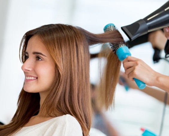Peluquerías, salones de belleza y barberías podrán operar con cita previa          