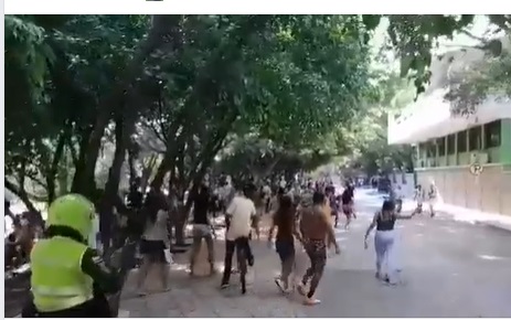 Policía desaloja aglomeraciones de personas en el balneario Hurtado de Valledupar
