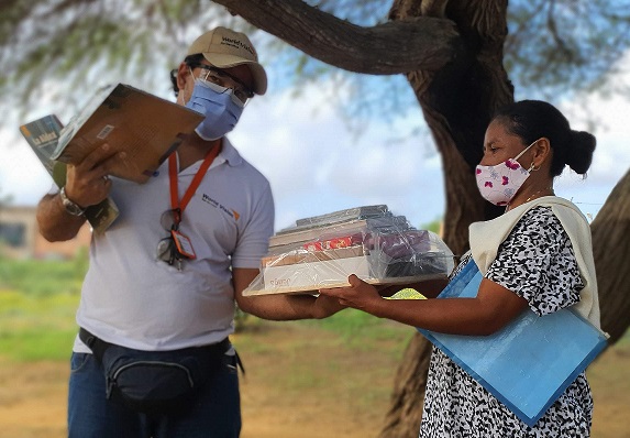 World Vision, UNICEF y la Fundación Escuela Nueva entregan kits escolares en la Guajira