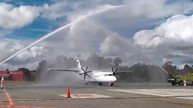 Con éxito se realizó el primer vuelo entre Santander y Antioquia, y pasajeros fueron recibidos por el presidente Duque
