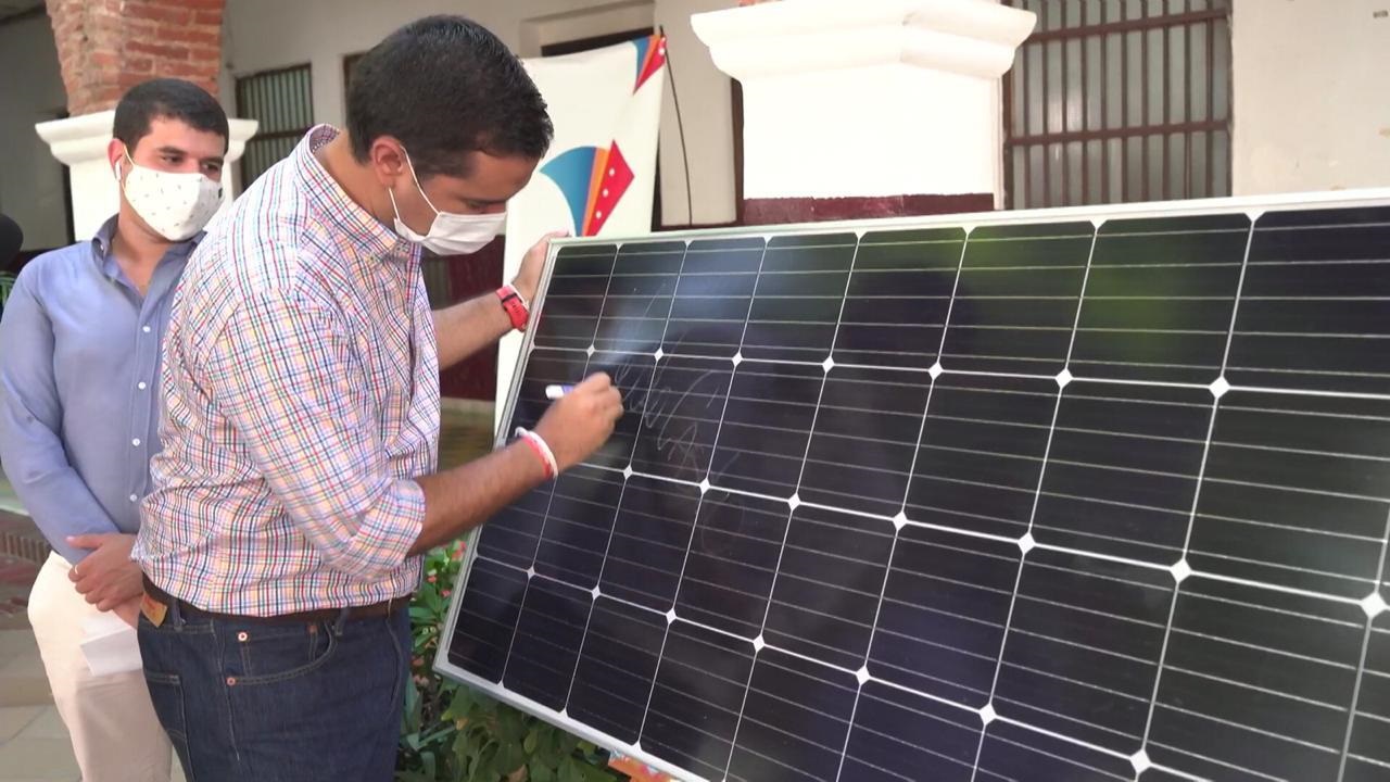 Alcalde Mello Castro dio inicio al plan piloto para suministro de energía fotovoltaica en Palacio Municipal
