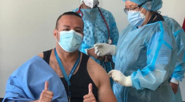 ‘Es un día de esperanza’, dice uno de los primeros vacunados contra el covid-19 en Ecuador