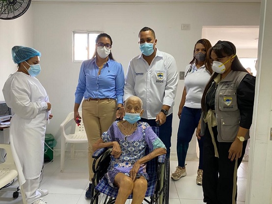 Alcalde de Riohacha supervisa vacunación contra el Covid-19 en adultos mayores