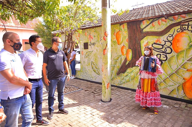 MinCultura Felipe Buitrago y Alcalde Mello Castro entregaron proyecto de muralismo en el Centro Histórico
