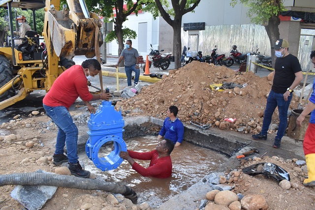 Operarios de Emdupar trabajan arduamente para solucionar fuga en avenida Fundación