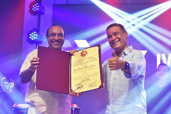 Iván Villazón, condecorado por el Congreso de la República en el marco del 55 Festival Vallenato