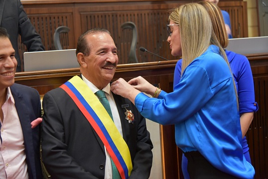 Congresista cesarense recibe condecoración que exalta sus 40 años de vida pública al servicio de los cesarenses