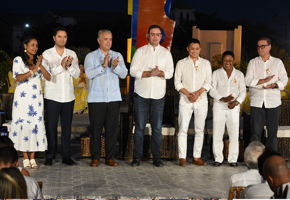 Presidente Iván Duque destaca el talento de los artistas vallenatos y los condecora con la medalla al Mérito