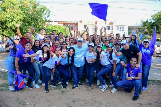 Con multitudinaria caminata en el barrio San Fernando, Ernesto Orozco realizó otro exitoso cierre de campaña
