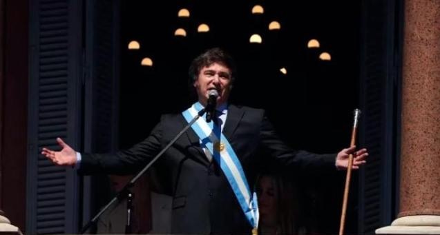Javier Milei, asume como nuevo presidente de Argentina