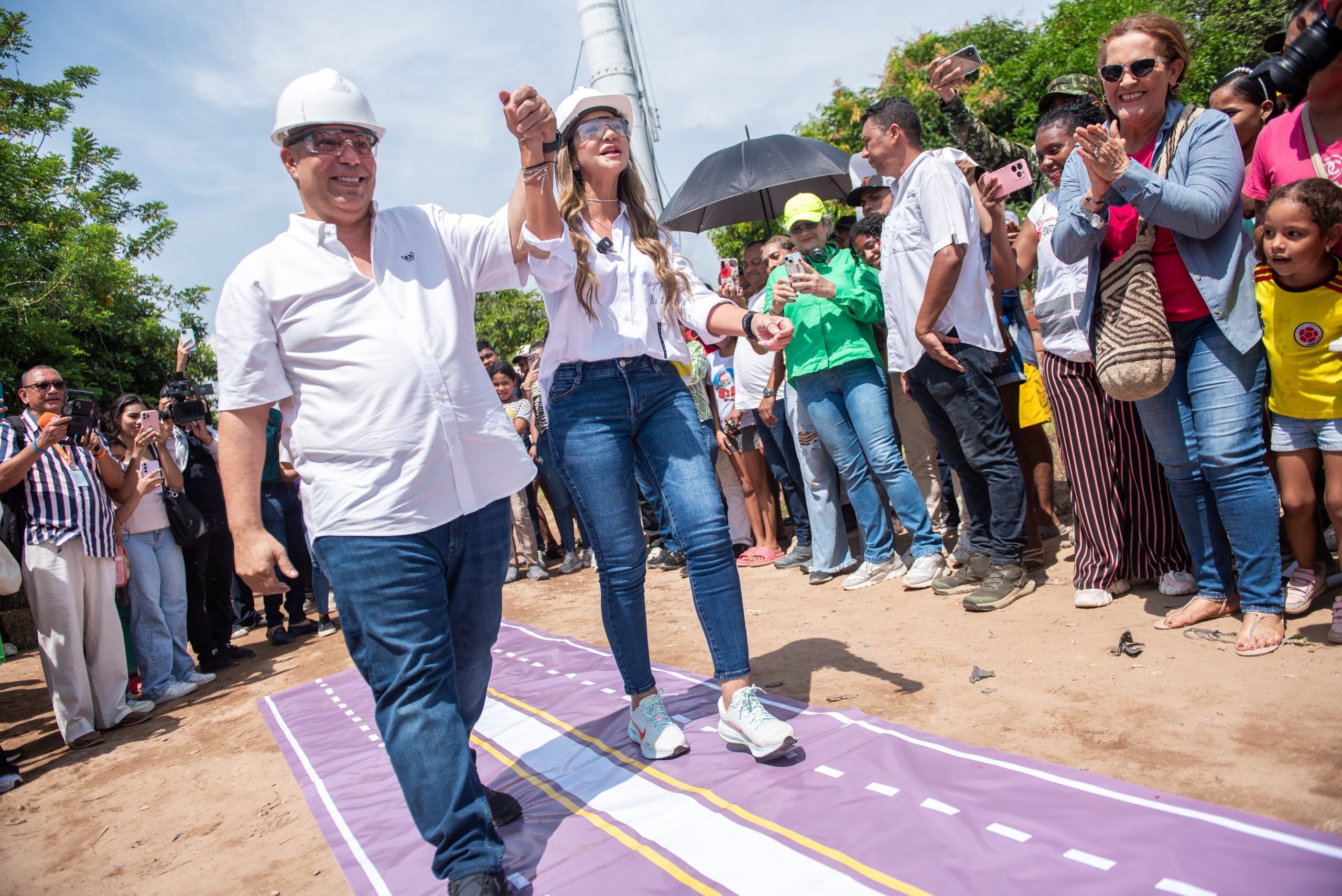 Más de 20.000 habitantes de Valledupar que estaban incomunicados por falta de vías, con esta primera piedra, ahora tendrán una doble calzada pavimentada